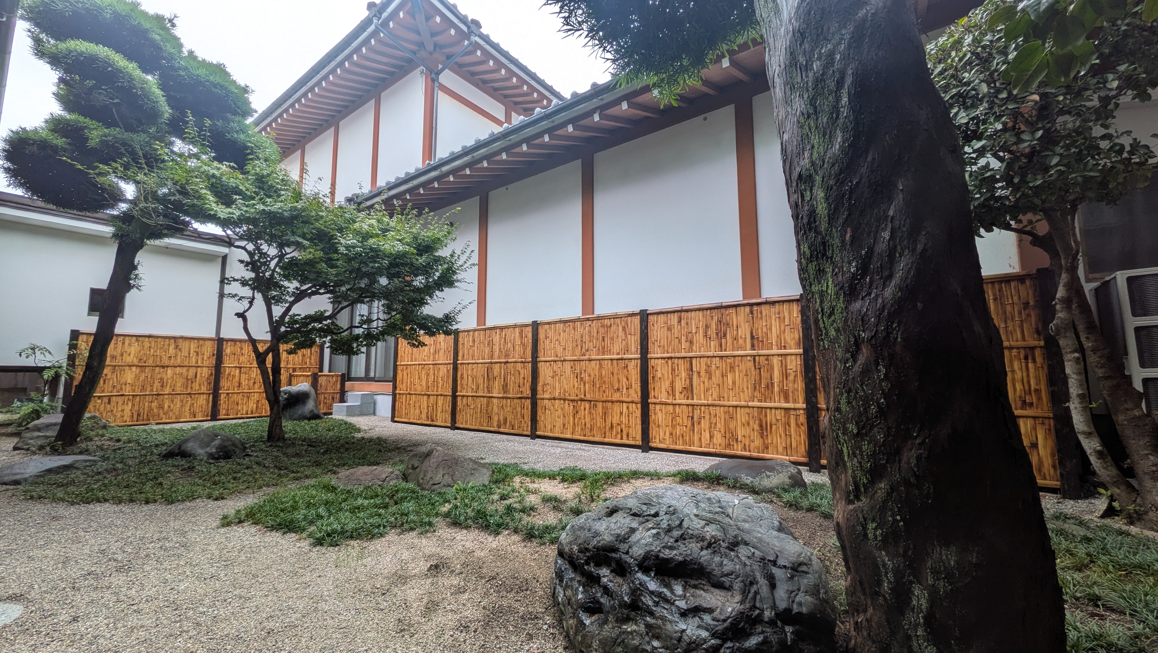設計から施工まで一貫対応し、幅広い施工と高い技術力で安心の外構づくりを実現します。